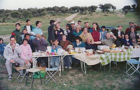 Cena típica das tardes do Lunes de Aguas, famílias reunidas nos campos para comemorar a data.