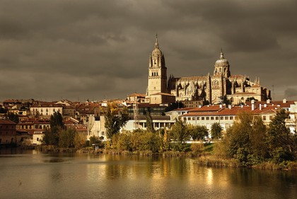 Vista de Salamanca, com o rio Tormes à frente.
